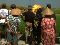 Sumur Bor Milik Warga Keluar Api