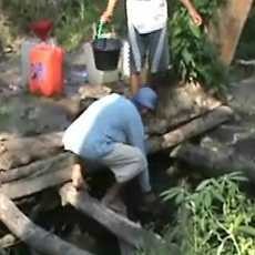 Warga Terpaksa Keluar Masuk Hutan untuk Dapatkan Air 