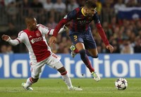 1 Gol Barca lainnya disumbang Gerard Pique. REUTERS/Albert Gea.