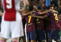 Para pemain Barcelona merayakan kemenangan mereka. REUTERS/Albert Gea.