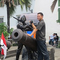 Manusia Batu Tak Tampil Hanya Ketika Hujan Turun 