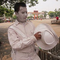 Usir Bosan, Sesekali Manusia Batu Menganggu dan Mengagetkan Pengunjung 