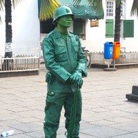 Konsisten Pada Profesi, Meski Dibayar Mahal Tak Mau Tampil Tanpa Kostum Manusia Batu 