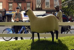 Ada Karya Seni Instalasi 25 Patung Domba di Pom Bensin