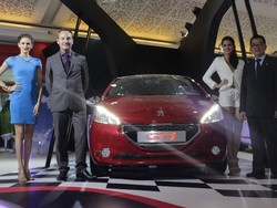 Peugeot 208 GTi Tampil Cantik di IIMS 2013