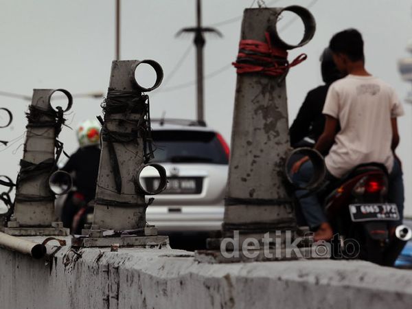 Besi Pembatas Jembatan Dicuri, Maut Mengintai