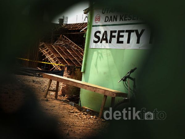 Sedang Dibangun, GOR Koja Roboh