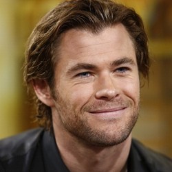 Kisah Asmaranya Tak Serumit Liam, Chris Hemsworth Merasa Beruntung