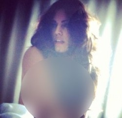 Kelly Brook Pamer Pose Setengah Bugil di Instagram