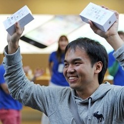 Wow! Orang Indonesia Pembeli iPhone 5S Pertama di Dunia 