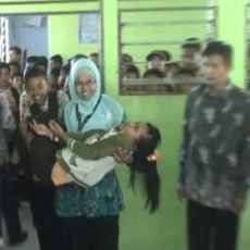 Belasan Siswi SMPN Pucung Kesurupan Usai Istighosah
