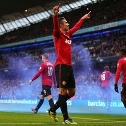 Smalling Teringat Tendangan Bebas Van Persie ke Gawang City