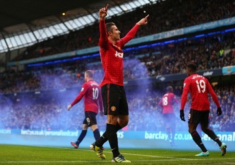 Smalling Teringat Tendangan Bebas Van Persie ke Gawang City