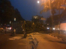 Tabrak Separator Busway, Truk Trailer Terguling di Depan Terminal Kalideres