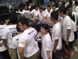 120 Orang Adu Kuat Pegang Mobil