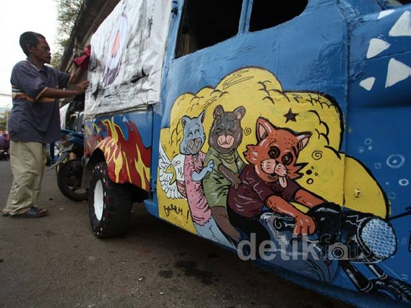 Menghias Bemo untuk Menjaring Penumpang