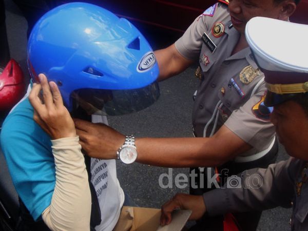 Polres Banyumas Bagi-bagi Helm Gratis
