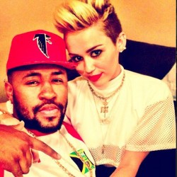 Miley Cyrus Pamer Kedekatan dengan Produsernya