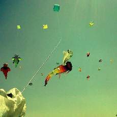 Langit di Atas Pantai Kenjeran Dipenuhi Layang-Layang