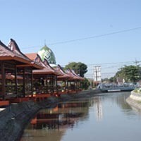 Pusat Kuliner Khas Melengkapi Wisata Sungai di Situbondo