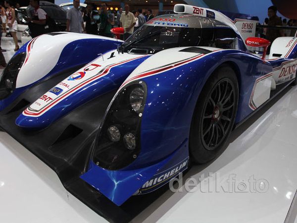 Mobil Balap Hybrid Toyota