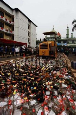 Seorang Eks Anggota Polri Diduga Ikut Kelola Gudang Miras di Surabaya