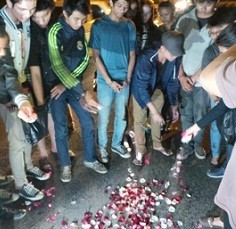 Menangis, Kawan Salsabila dan Dhoni Tabur Bunga di Lokasi Tabrakan Senayan