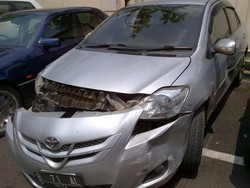 Tabrakan Maut di Senayan, Bemper Toyota Vios Lepas