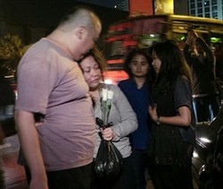 Datang ke Lokasi Tabrakan Maut di Senayan, Pacar Dhoni Korban Tewas Menangis