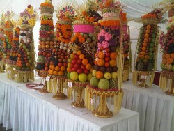 Unik, Adu Kreasi Merangkai dan Mengukir Buah Ala Bali