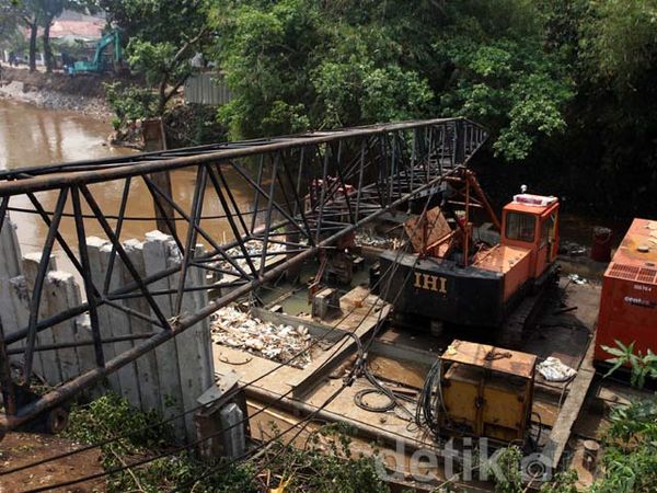 Mesin Crane Ciliwung Patah, Telan Korban Jiwa 