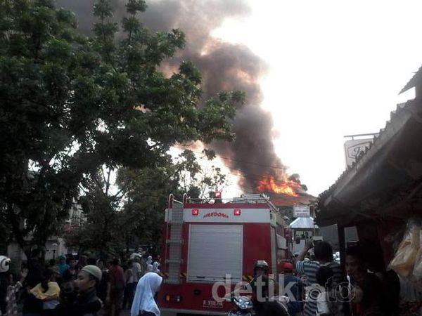 Kebakaran di Mampang, 17 Unit Damkar Diterjunkan 