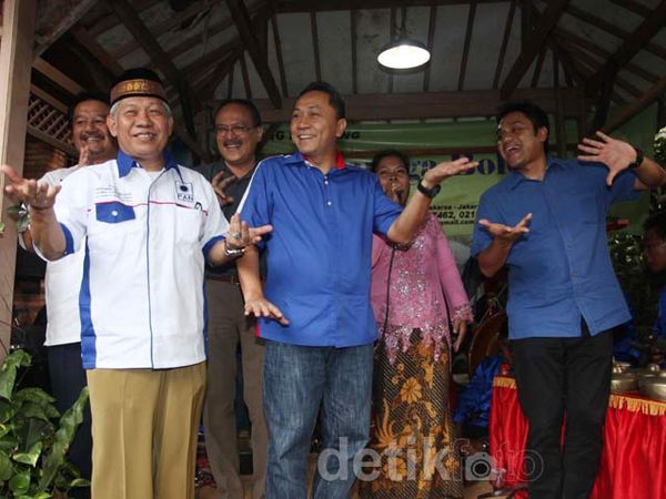 Zulkifli Hasan Joget Gambang Kromong Bareng Warga