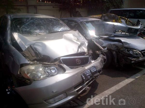 Inilah Kondisi Mobil Tabrakan Beruntun Di Kawasan Senayan