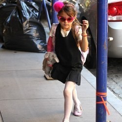 Pakai Serba Pink, Suri Cruise Tampak Menggemaskan
