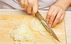 Jeruk dan Garam Ampuh Hilangkan Bau Bawang di Tangan