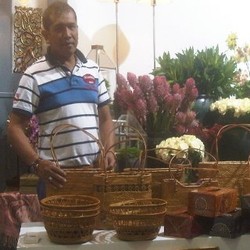 Mengantongi Ratusan Juta Rupiah dari Kreasi Kayu Mahoni 