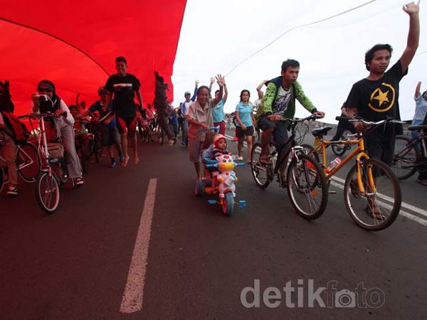 Bendera Raksasa Dibentangkan Guna Dukung Timnas U-19