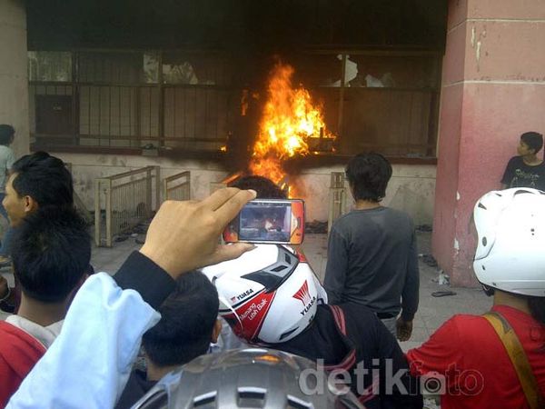 Suporter Bakar Loket Tiket Stadion Gelora Delta Sidoarjo