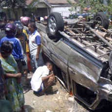 Mobil Kijang Terbalik di Bojonegoro, 1 Tewas dan 6 Orang Luka