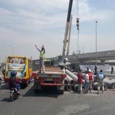 Trailer Tumpahkan Paku Bumi, Gempol Baru Macet Parah