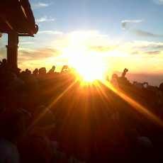 Ratusan Fotografer Berburu Keindahan Sunrise Gunung Bromo