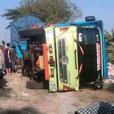 Truk Gandeng Terguling Saat Tanah Ambles, Satu Tewas