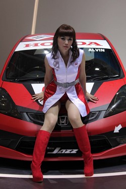 SPG: Ada yang Genit Langsung Kasih Nomor Telepon dan Kartu Nama