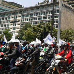 Buruh Demo di Bundaran HI, Lalin Arah Monas Tersendat