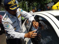 Parkir Sembarangan di Jatinegara, Taksi dan Mikrolet Dicabut Pentilnya