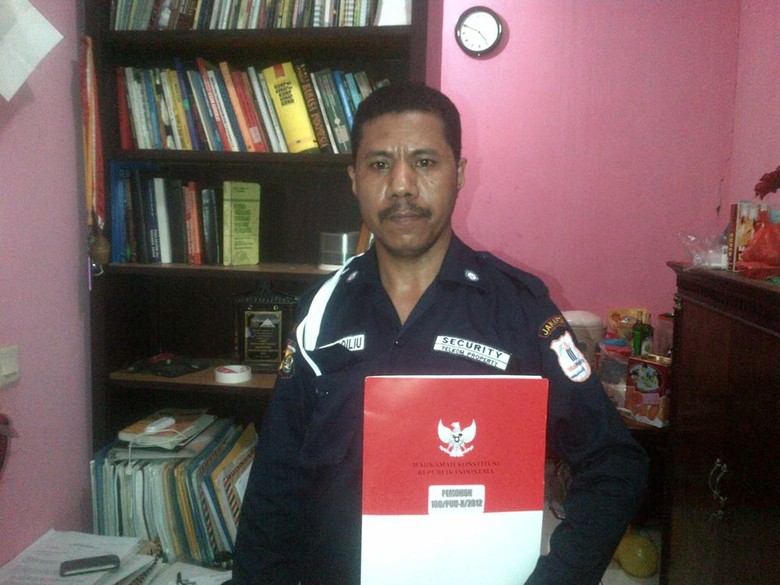 Seorang Diri, Ini Jalan Panjang Satpam Marten Melawan Negara dan Menang Seorang Diri, Ini Jalan Panjang Satpam Marten Melawan Negara dan Menang
