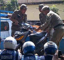 Pengojek di Pasar Minggu Dirazia Satpol PP dan Dishub