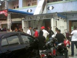 Warga Kepung Rumah Dokter Penganiaya Pembantu di Pekanbaru