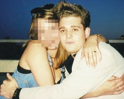 Foto Nakal Michael Buble Cium Dada Wanita Beredar di Internet